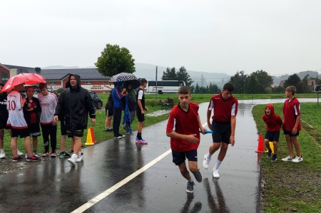 Deszczowe zawody w biegach sztafetowych